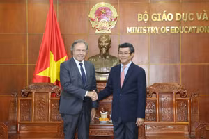 Thứ trưởng Nguyễn Văn Phúc (phải) tiếp ông Luc Chatel, nguyên Bộ trưởng Bộ Giáo dục Pháp, hiện là Chủ tịch Tập đoàn Odyssey.