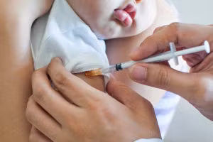 Tiêm chủng đầy đủ cho trẻ là biện pháp phòng bệnh hiệu quả. Ảnh minh họa