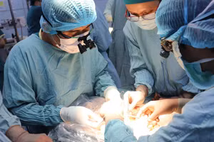 Các bác sĩ tiến hành ca ghép thận. Ảnh: BV.