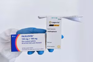 Thuốc điều trị Covid-19 Paxlovid và Molnupiravir. Ảnh: Reuters.