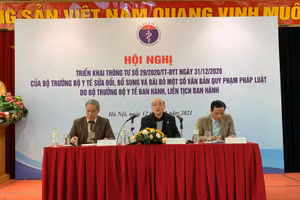 Vụ trưởng Vụ Pháp chế Nguyễn Huy Quang, Phó Cục trưởng Cục An toàn thực phẩm Nguyễn Hùng Long và Phó Cục trưởng Cục Quản lý Dược Nguyễn Tất Đạt trả lời thông tin liên quan đến Thông tư 29. Ảnh: T.H.
