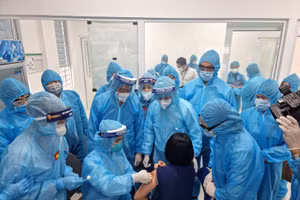 Thứ trưởng Trần Văn Thuấn giám sát công tác tiêm chủng vắc xin COVID-19 tại Bệnh viện Bệnh Nhiệt đới Trung ương sáng ngày 8/3. Ảnh: Đồ Nghệ.
