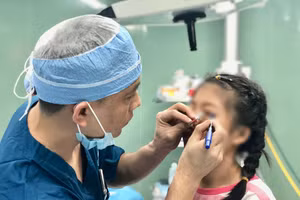 Bác sĩ đang tư vấn cho bệnh nhân. Ảnh: VTV.