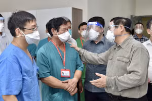 Thủ tướng động viên các bác sĩ đang ngày đêm chữa trị cho người bệnh. Ảnh: VGP.