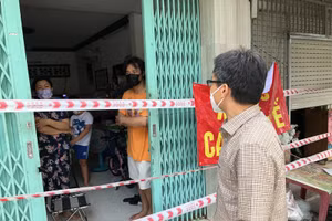 Phó Thủ tướng Vũ Đức Đam gặp gỡ một số người dân đang sinh sống trong các nhà trọ ở Phường 14, quận Gò Vấp, TP Hồ Chí Minh. Ảnh: VGP.