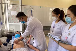 Bác sĩ thăm khám cho bệnh nhân bị ong đốt. Ảnh: BV.