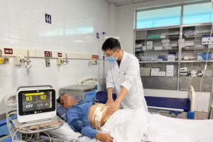Người đàn ông 70 tuổi thủng dạ dày do tự uống thuốc giảm đau 