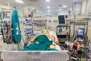 Bệnh nhân được can thiệp ECMO. Ảnh: BV.