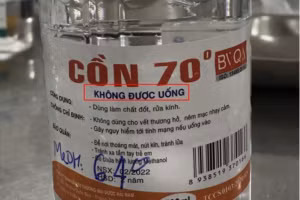 Hình ảnh chai cồn có chứa Methanol mà bệnh nhân đã uống nhầm, dẫn đến ngộ độc. Ảnh: Bệnh viện Bạch Mai.