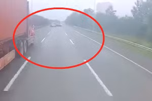 Video: SUV 7 chỗ ngồi đảo làn liên tục, va chạm với xe tải và lao vào dải phân cách