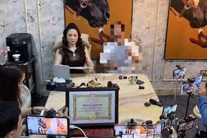 Bà Nguyễn Phương Hằng nhiều lần tổ chức livestream đưa thông tin sai sự thật. Mỗi lần lên sóng, bà Hằng đều có những người giúp sức tích cực. Ảnh chụp màn hình.