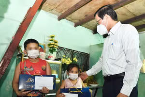 TP Hồ Chí Minh thăm hỏi, tặng quà cho trẻ có cha, mẹ mất do Covid-19. Ảnh: Việt Dũng.