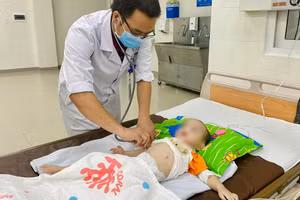 Bác sĩ kiểm tra sức khỏe của bé trai. Ảnh: BV.