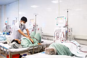 Bệnh nhân chạy thận nhân tạo tại khoa Thận lọc máu - Bệnh viện Bãi Cháy. Nguồn: BV.