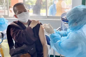 Tiêm vắc xin phòng Covid-19 cho người dân TP.Thuận An. Ảnh: Báo Bình Dương.