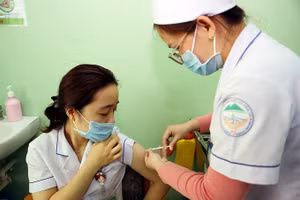 Nhân viên y tế Bệnh viện Nhiệt đới Khánh Hòa tiêm vaccine Covid-19, sáng 12/3. Ảnh: Xuân Ngọc.
