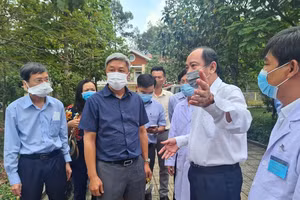 Thứ trưởng Bộ Y tế Nguyễn Trường Sơn kiểm tra công tác phòng chống dịch Covid-19 tại Bệnh viện Bệnh lý hô hấp cấp tính Củ Chi- TPHCM. Ảnh: Bộ Y tế