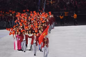 Kiếm thủ Vũ Thành An cầm cờ đoàn Việt Nam tại Lễ khai mạc SEA Games 31. Ảnh: Xuân Cường.