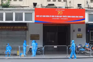 Chiều 12/5, Hà Nội phong tỏa tại địa chỉ số 91 Đinh Tiên Hoàng (Hà Nội) do liên quan ca mắc SARS-CoV-2. (Ảnh: Phan Tuấn Anh/TTXVN),