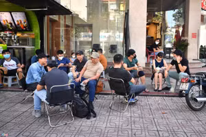 Một vài quán cà phê trên đường Trần Cao Vân (quận 3) đông khách vào sáng sớm 28/10. Ảnh: Zing.