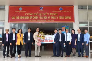 Chủ tịch UBND tỉnh Hải Dương cảm ơn GS.TS Nguyễn Quang Tuấn, Giám đốc BV Bạch Mai. Ảnh: Thành Dương. 