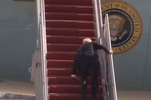 Video: Khoảnh khắc Tổng thống Joe Biden vấp ngã 3 lần khi lên chuyên cơ