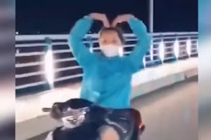 Video: Xôn xao cô gái Quảng Ngãi đầu trần lái xe máy, thả hai tay "múa"