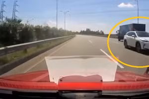 Video: Xe Lexus ngang nhiên đi ngược chiều với tốc độ cao trên cao tốc Nội Bài- Lào Cai