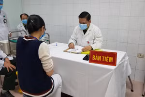 Nữ tình nguyện viên đầu tiên chuẩn bị tiêm vắc xin COVID-19 liều cao nhất sáng 12/1. Ảnh: Bộ Y tế.