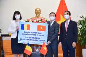 Thứ trưởng Ngoại giao Tô Anh Dũng (phải), Thứ trưởng Bộ Y tế Trần Văn Thuấn (giữa) tiếp nhận tượng trưng 300.000 liều vắc xin Romania trao tặng. Ảnh: BNG.