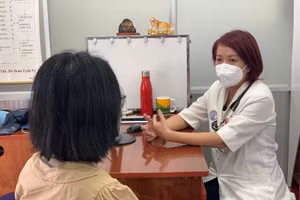 ThS-BS Doãn Uyên Vy, phụ trách phòng khám chống độc Bệnh viện Chợ Rẫy đang thăm khám lại cho nữ bệnh nhân đang điều trị nhiễm độc kim loại nặng trong thuốc nam. Ảnh: Hoàng Lan.