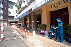 Khu vực phong tỏa chung cư ở đường Sư Vạn Hạnh, quận 5. Ảnh: Đình Văn.