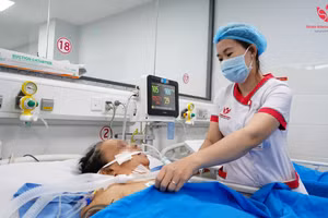 Bà L. được điều dưỡng chăm sóc tại khu điều trị bệnh nặng ICU. Ảnh: sisvietnam.
