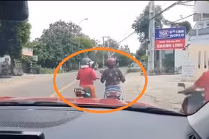 Video: Hai "ninja" đi xe máy đỗ giữa đường "tám" chuyện như chốn không người
