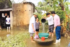 Thau rửa bể nước, giếng nước, dụng cụ chứa nước và dùng hóa chất để khử trùng nước ăn uống và sinh hoạt theo hướng dẫn của nhân viên y tế. Ảnh: BV.