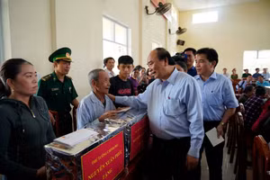 Thủ tướng Nguyễn Xuân Phúc động viên bà con xã Tam Quang, huyện Núi Thành, Quảng Nam đoàn kết, giúp đỡ, hỗ trợ nhau vượt qua khó khăn, sớm trở lại cuộc sống bình thường sau thiên tai. Ảnh VGP/Quang Hiếu.