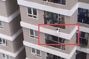 Video: Thót tim bé gái 2 tuổi rơi từ tầng 12A chung cư được cứu thoát hy hữu