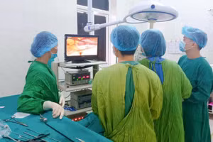 Người đàn ông bị thủng 2cm ruột vì tự ý uống thuốc giảm đau