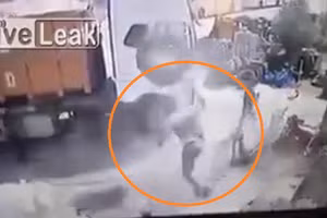 Video: Lốp ô tô bất ngờ phát nổ hất văng người đàn ông lên không trung