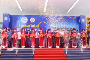 Phó Chủ tịch nước Võ Thị Ánh Xuân cùng các lãnh đạo cắt băng khánh thành Trung tâm Sản Phụ khoa hiện đại 300 tỷ đồng thuộc Bệnh viện Trung ương Huế.
