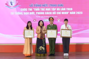 Thứ trưởng Bộ GD&ĐT Ngô Thị Minh trao bằng khen cho các thí sinh đạt giải Nhất.