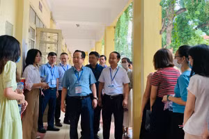 Giám đốc Sở GD&ĐT Hà Nội động viên các thí sinh dự thi.
