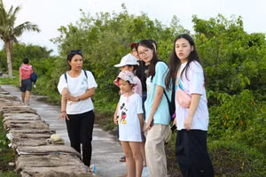 Du khách tham quan Vườn quốc gia Xuân Thủy.