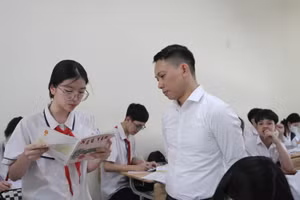 Học sinh Trường THCS Lĩnh Nam trong giờ ôn thi môn Văn