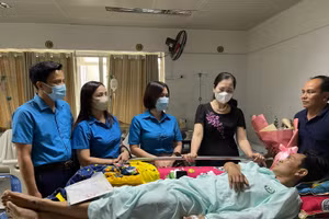 Đại diện lãnh đạo Công đoàn Giáo dục Việt Nam thăm thầy Nguyễn Đại Đình Nam trước khi xuất viện.