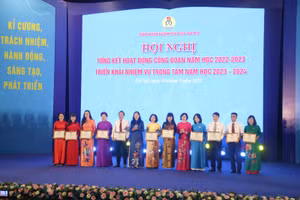 Công đoàn Giáo dục Việt Nam tặng Kỷ niệm chương Vì sự nghiệp xây dựng tổ chức Công đoàn cho các cá nhân.