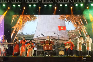 Tiết mục biểu diễn của học sinh Trường THCS THPT Nguyễn Tất Thành.
