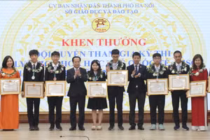 Lãnh đạo Sở GD&ĐT Hà Nội trao bằng khen của UBND TP Hà Nội cho các thành viên đội tuyển Olympic khoa học trẻ quốc tế năm 2023.