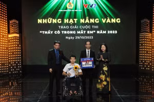 Thứ trưởng Ngô Thị Minh và Chủ tịch Công đoàn Giáo dục Việt Nam Nguyễn Ngọc ân trao giải cho tác giả và nhân vật đoạt giải đặc biệt.