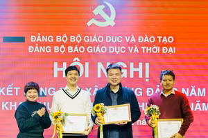 Các đảng viên hoàn thành xuất sắc nhiệm vụ nhận giấy khen.